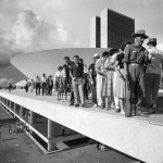 Thomaz Farkas Menschen auf dem Dach des Nationalkongresses, am Tag der Einweihung Brasílias, 21. April 1960 © Instituto Moreira Salles