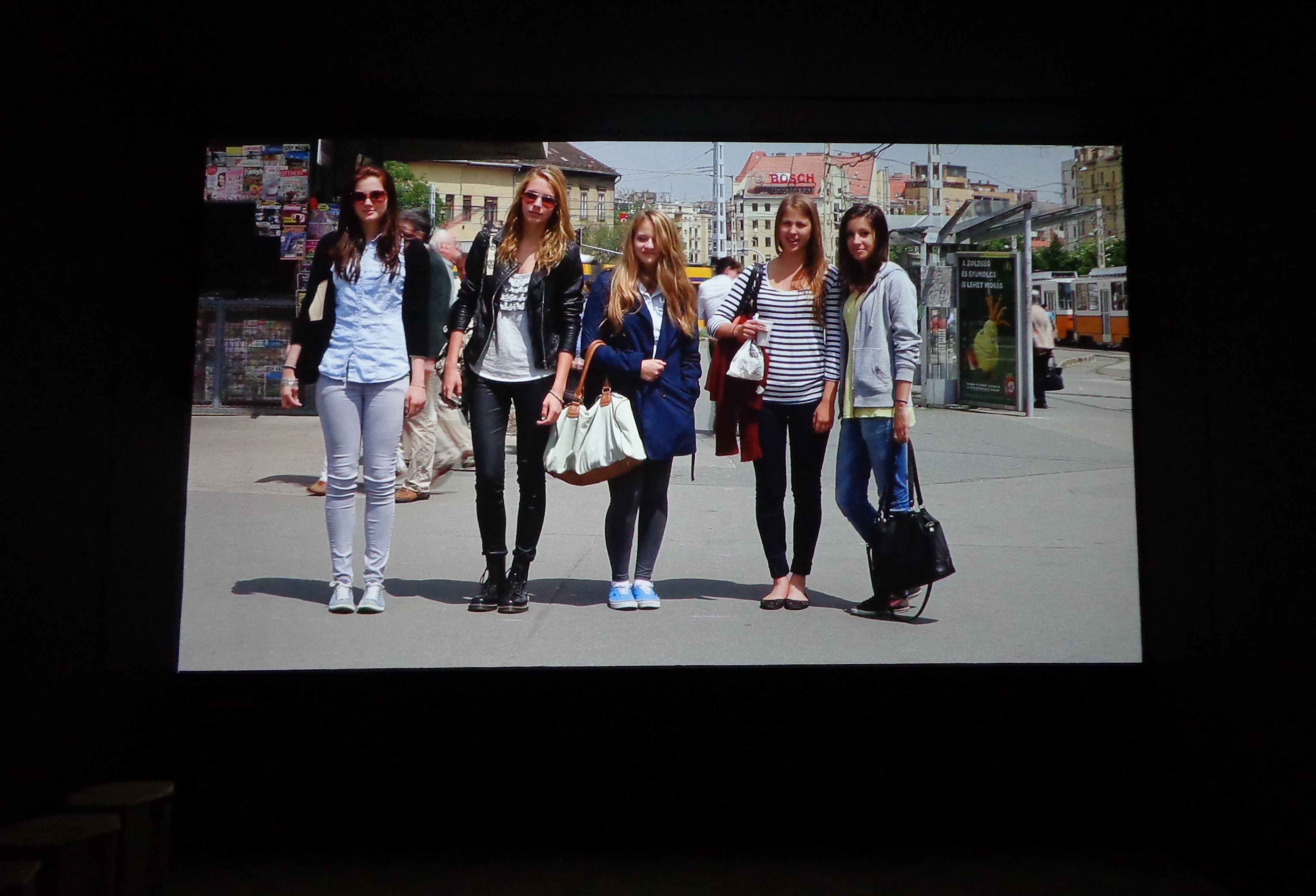 Junge Damen posieren für die Kamera: Filmstill aus dem Gewinnerbeitrag der Budaer Zeichnerschule „Self Fashion Show“.