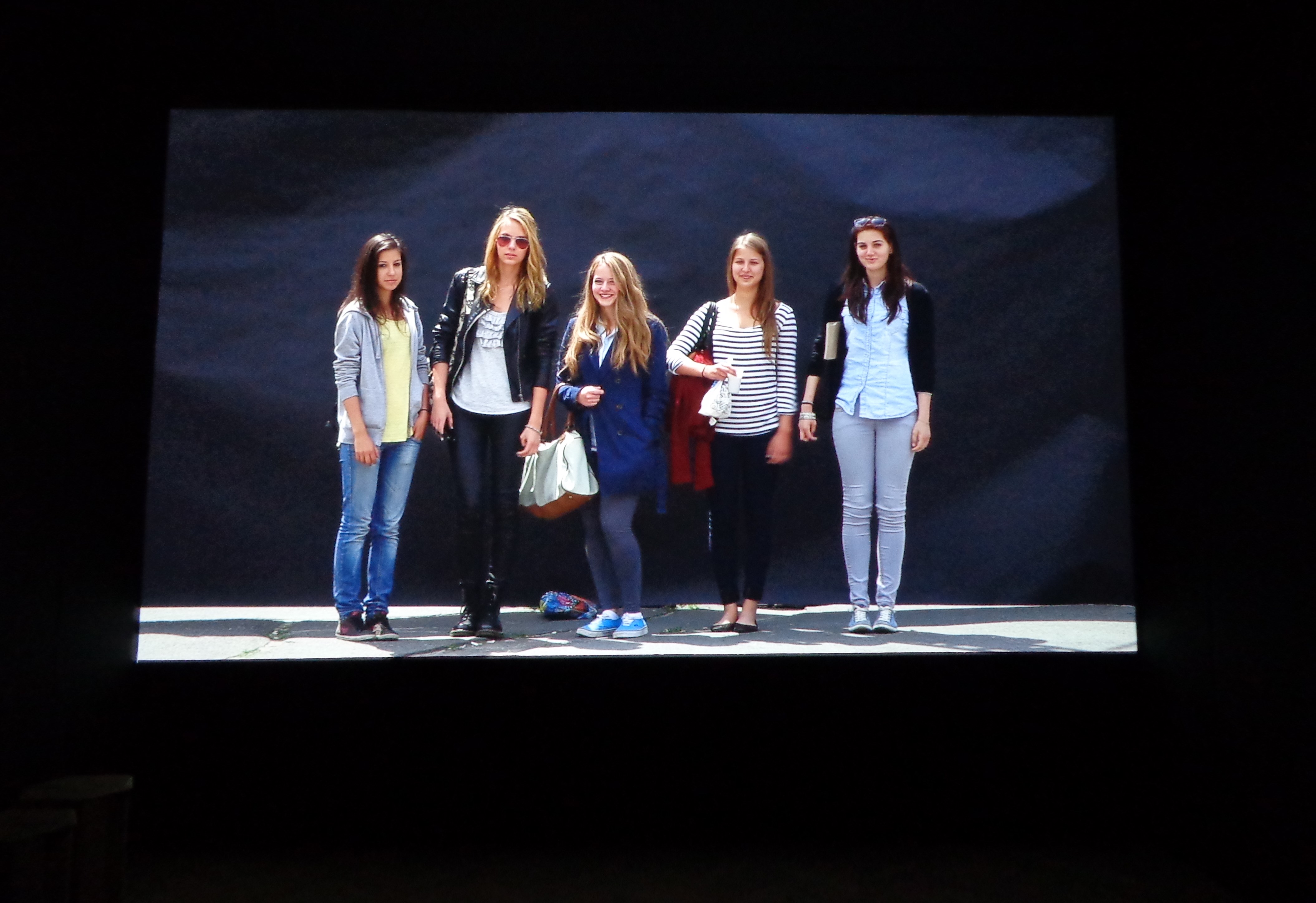 Filmstill aus dem Gewinnerbeitrag der Budaer Zeichnerschule „Self Fashion Show“.