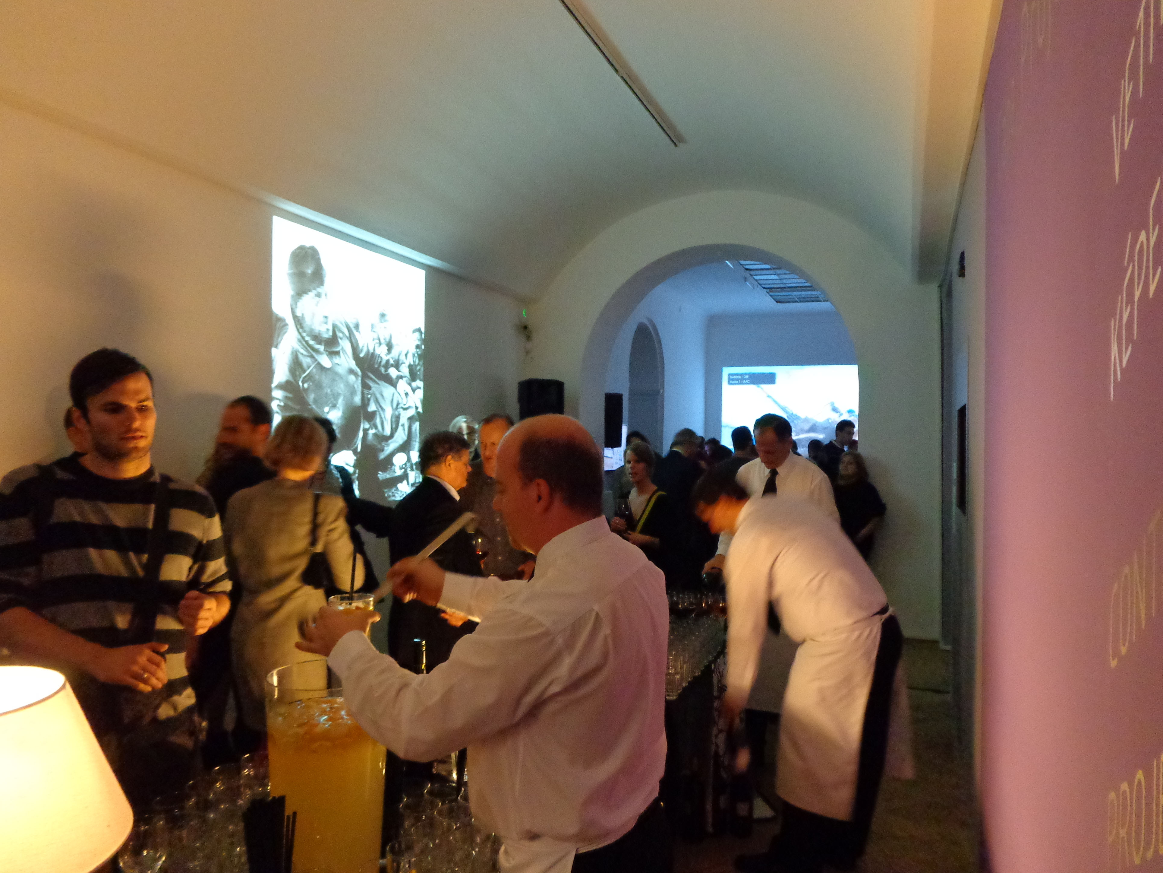 Einer der Ausstellungsräume während der Eröffnungsfeier. Links im Bild ist „Robert Capa‘s Masterworks – Politically Correct and Censored Edition“, der Beitrag von István Szőnyi, zu sehen.