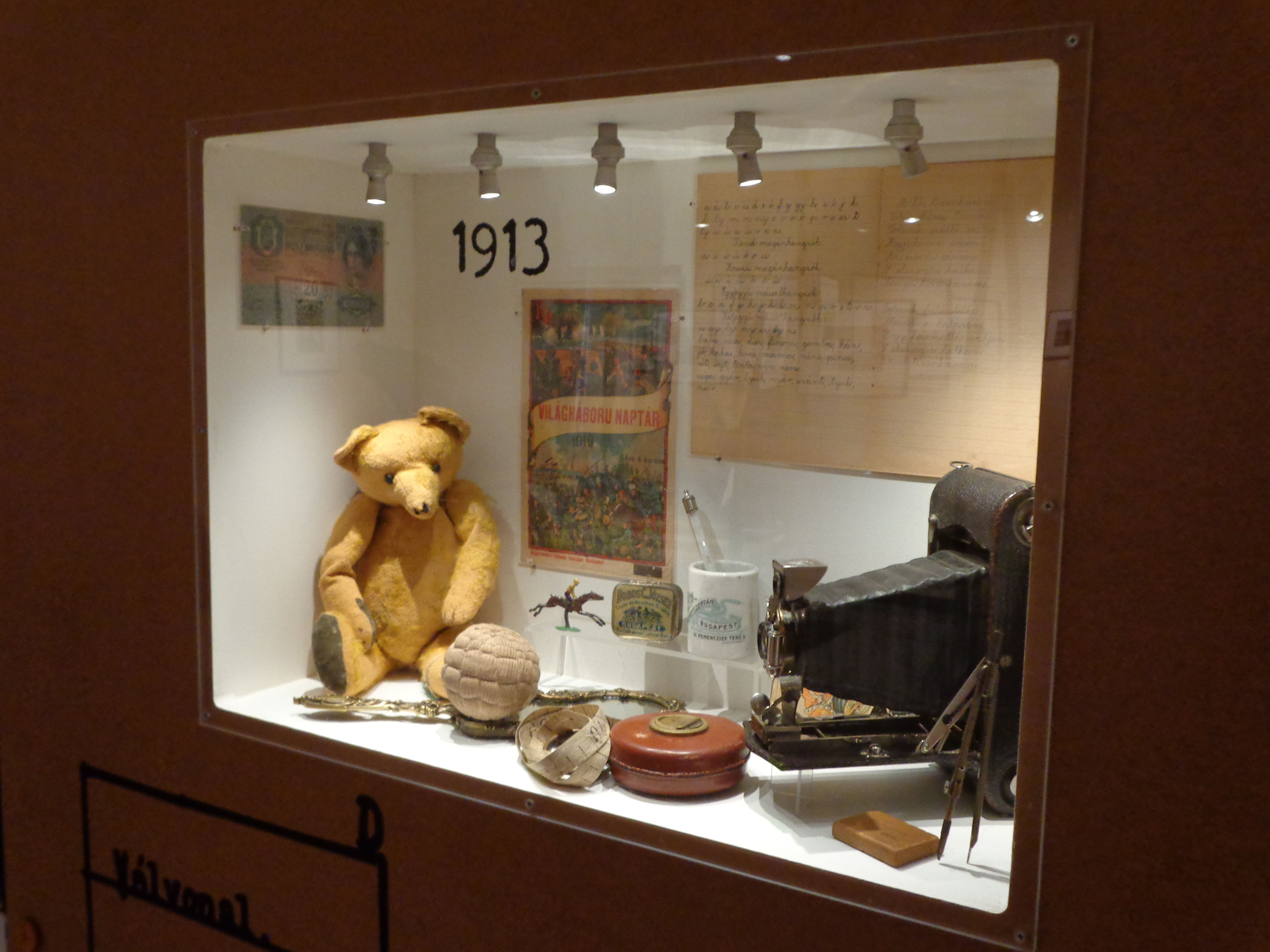 Einige der Objekte in der Ausstellung: Woher allerdings der Bär, die Kamera und der Kalender stammen, erfährt der Besucher nicht.