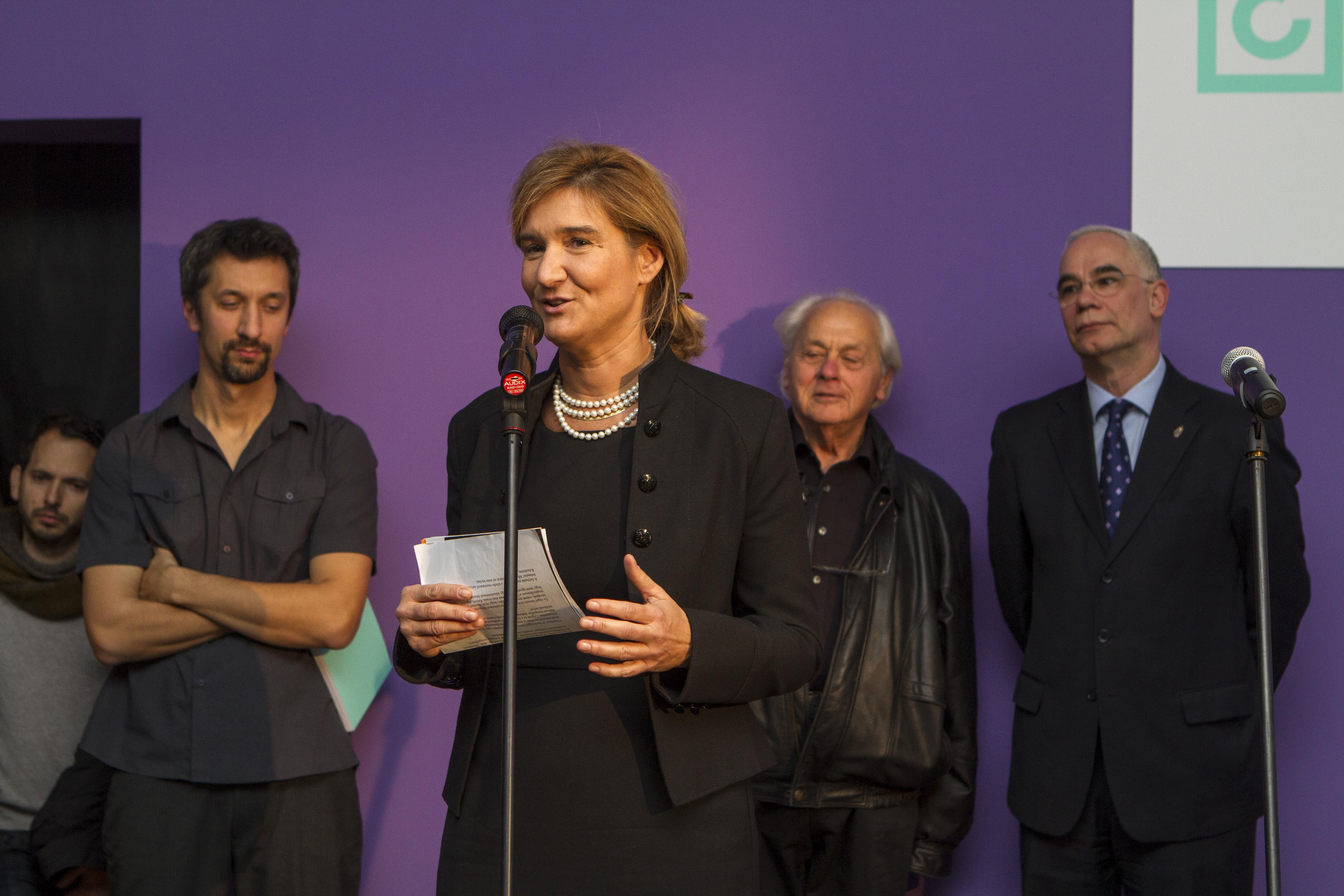 Die Festredner des Abends von links nach rechts: Balázs Telek (Fotograf und Kurator), am Mikrofon Orsolya Kőrösi (Direktorin des Capa-Zentrums), Tamás Féner (Fotograf und Jurymitglied), Zoltán Balog (Minister für Humanressourcen).