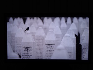 Benedek Lakatos' prämierte Bilder aus Srebrenica werden nacheinander mithilfe eines Monitors präsentiert.