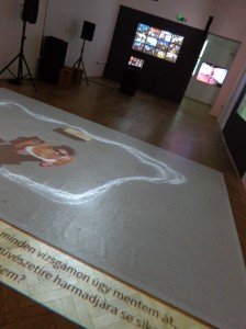 Der Beitrag der Fotoredaktion des Nachrichtenportals „Origo“ wurde in verschiedenen Formen gezeigt: als Projektion auf dem Boden, als Medienstation, Lightbox und Wandprojektion.