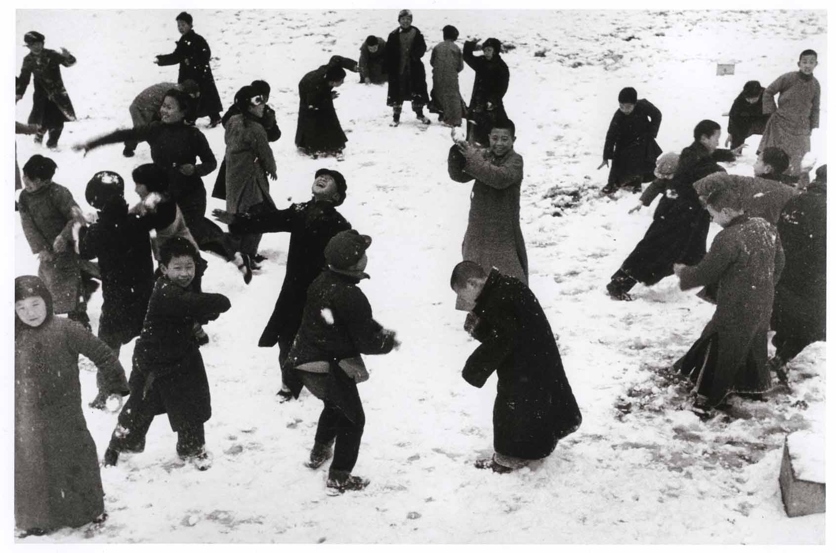 Kinder während einer Schneeballschlacht in Hankou, China, März 1938