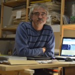 Károly Kincses (Fotomuseologe, Fotohistoriker und Kurator) in seinem Büro im Mai Manó-Haus.