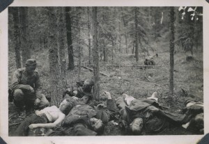 Eine teils entkleidete Sowjetsoldatin, Mitglied eines sowjetischen Spähtrupps, von finnischen Soldaten getötet. Dieses Foto war in Fotoalben finnischer Soldaten weit verbreitet. 