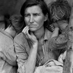 „Migrant Mother“, Fotografin: Dorothea Lange, Kalifornien, USA 1936 Das Bild zeigt Florence Owens Thompson, 32 Jahre alt, mit drei ihrer Kinder 1936 in Kalifornien. Die berühmt gewordene Fotografie ist unter dem Titel „Migrant Mother“ in die Fotogeschichte eingegangen. Die Library of Congress untertitelt das Bild so: „Destitute pea pickers in California. Mother of seven children. Age thirty-two. Nipomo, California.“ Das Foto entstand im Auftrag der Farm Security Administration (FSA), einer von Frankling D. Roosevelt 1937 gegründeten Organisation, die der armen Landbevölkerung helfen sollte und die Zeit der „Great Depression“ fotografisch dokumentiert hat. Quelle: United States Government. Dorothea Lange's "Migrant Mother": Photographs in the Farm Security Administration Collection: An Overview. Prints and Photographs Reading Room. Library of Congress, United States Goverment, Wikimedia Commons, Lizenz: Public Domain