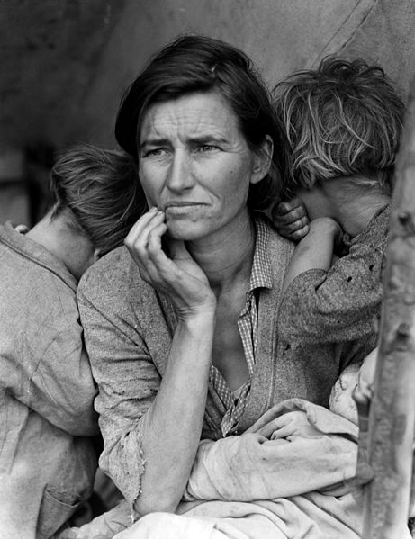 „Migrant Mother“, Fotografin: Dorothea Lange, Kalifornien, USA 1936 Das Bild zeigt Florence Owens Thompson, 32 Jahre alt, mit drei ihrer Kinder 1936 in Kalifornien. Die berühmt gewordene Fotografie ist unter dem Titel „Migrant Mother“ in die Fotogeschichte eingegangen. Die Library of Congress untertitelt das Bild so: „Destitute pea pickers in California. Mother of seven children. Age thirty-two. Nipomo, California.“ Das Foto entstand im Auftrag der Farm Security Administration (FSA), einer von Frankling D. Roosevelt 1937 gegründeten Organisation, die der armen Landbevölkerung helfen sollte und die Zeit der „Great Depression“ fotografisch dokumentiert hat. Quelle: United States Government. Dorothea Lange's "Migrant Mother": Photographs in the Farm Security Administration Collection: An Overview. Prints and Photographs Reading Room. Library of Congress, United States Goverment, Wikimedia Commons, Lizenz: Public Domain