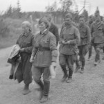 Ein finnisches PK-Foto von PK-Fotograf Manninen, aufgenommen in der Nähe von Sortavala im August 1941. Laut Bildunterschrift zeigt das Bild sowjetische Gefangene. Vorne sind zwei Soldatinnen zu erkennen, die nicht dem deutschen Feindbild von blutrünstigen „Flintenweibern“ entsprachen. Das Bild ist, womöglich wegen der Unschärfe von der Zensur als "nicht zu veröffentlichen" klassifiziert. Quelle: Finnish Wartime Photograph Archive (CC)