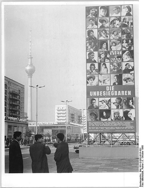 Berlin, Karl-Marx-Allee, Werbung Vietnam-Fotoausstellung, 5. Oktober 1968 „Zentralbild Mittelstädt ch 5.10.1968: Berlin am Vorabend des 19. Jahrestages der Republik. Weithin sichtbar in der Berliner Karl-Marx-Allee ist dieser Aufruf zur Solidarität mit Vietnam. Er lädt Berliner und ihre Gäste zum Besuch der Vietnam-Fotoaustellung des Berliner Bildreporters Thomas Billhardt ein.“ Bundesarchiv, Fotograf: Rainer Mittelstädt (ADN - Zentralbild (Bild 183), CC-BY-SA 3.0