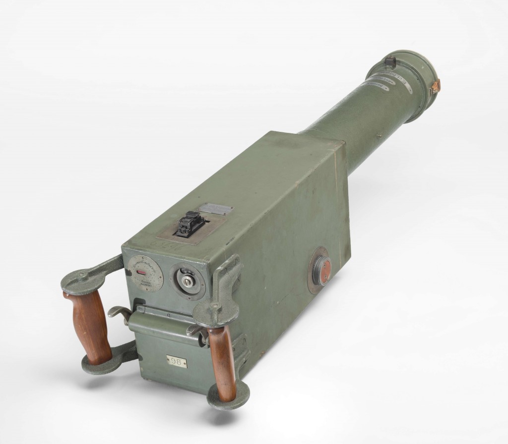Die „Maschinengewehrkamera“ wurde im Ersten Weltkrieg von Oskar Messter (1866-1943) entwickelt und von der Firma Ernemann in Dresden gebaut. Vorbild war das reale Maschinengewehr MG 08. Die Handgriffe des Abzugs waren identisch, ebenso die Visiereinrichtung. Statt eines Patronengürtels enthielt die Kamera einen Filmstreifen.