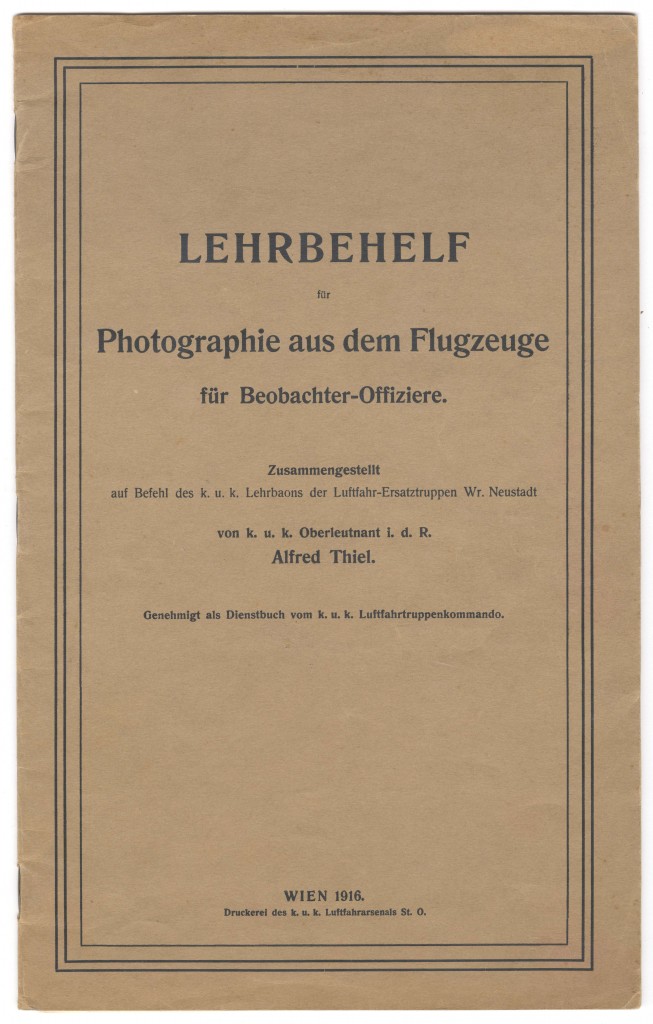Titelblatt von Alfred Thiel: Lehrbehelf für Photographie aus dem Flugzeuge für Beobachter-Offiziere, Wien 1916