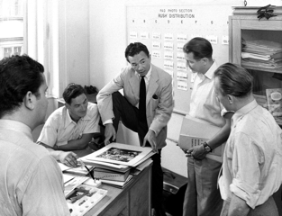 Yoichi Okamoto (3. v.R.), Leiter der Pictorial Section, bei einer Besprechung mit seinen Mitarbeitern im Büro des Wiener Kurier, 1952