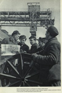 "Arbeiter des Stahlwerks Riesa diskutieren in der Mittagspause die wichtigsten politischen Ereignisse" (Originalbildunterschrift), in: Die Deutsche Demokratische Republik im Aufbau 4 (1951), Heft 2, o.S., Fotograf unbekannt