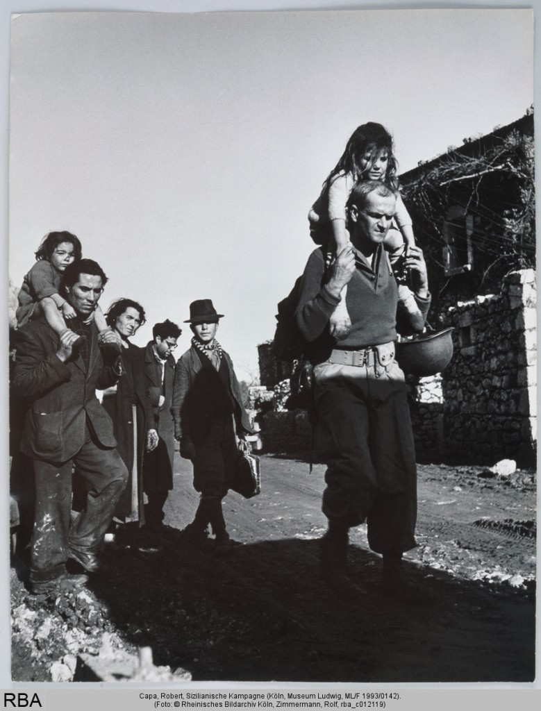 Robert Capa: Sizilianische Kampagne, Print, Silbergelatine 35,5 x 27,9 cm