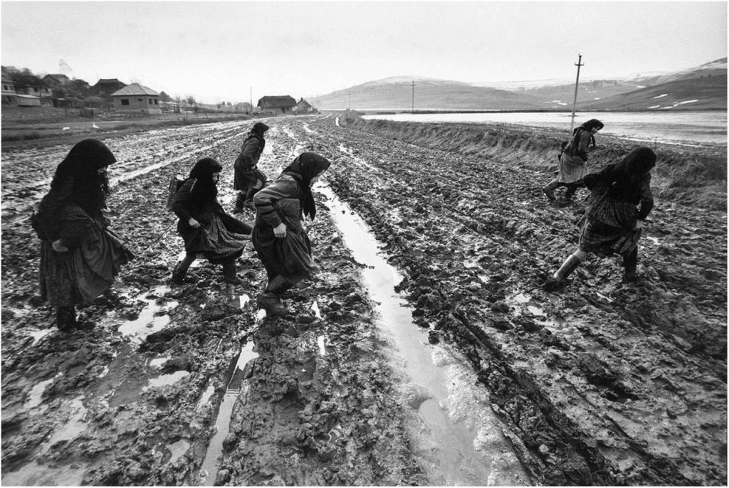 Szék, Rumänien, 1971: Schülerinnen auf dem Weg nach Hause. Manche Mädchen benötigten für den Schulweg, den sie auch bei Schlamm oder Schnee täglich zurücklegten, bis zu eineinhalb Stunden.