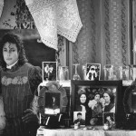 Zimmerdekorationen und Familienfotos in einem kleinen Dorf in der Region Máramaros/Maramureș in Rumänien. (Mănăstirea, Rumänien, 1997)