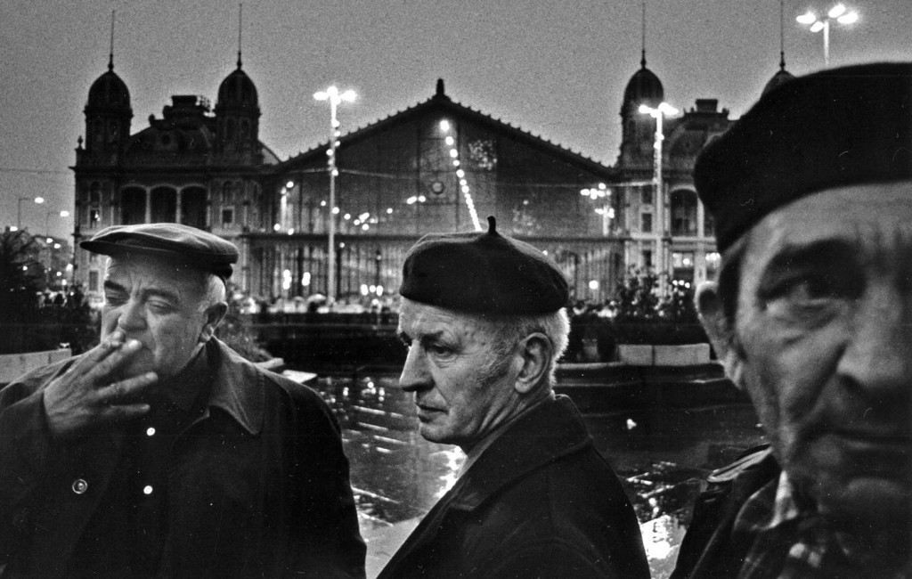 Skarbit (in der Mitte) und seine Kollegen vor dem Westbahnhof in Budapest.