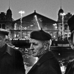 Skarbit (in der Mitte) und seine Kollegen vor dem Westbahnhof in Budapest.