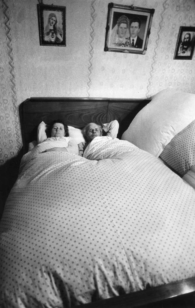Einer der intimeren Momente, den Korniss in den zehn Jahren seiner Arbeit festhalten durfte. Skarbit liegt mit seiner Ehefrau im Bett. Da der Ehemann unter der Woche abwesend ist, wird die eine Hälfte des Bettes gar nicht bezogen bzw. genutzt.