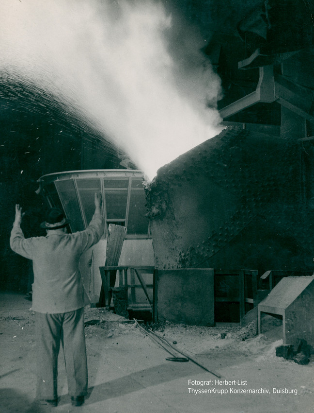 Blasender Konverter im Thomas-Stahlwerk, März 1954, Fotograf: Herbert List, Quelle: ThyssenKrupp Konzernarchiv