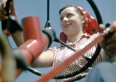 Foto: Martin Schmidt, Traktoristin, um 1965 Erschien 1970 als Titelfoto der Zeitschrift „Lernen und Handeln“, dem Funktionärsorgan des Demokratischen Frauenbund Deutschlands (DFD) © Stiftung Deutsches Historisches Museum