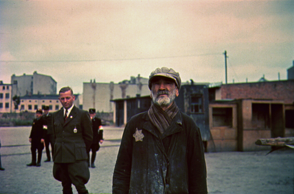 Ghetto Lodz, ca. 1940-1944, Hans Biebow, Leiter der NS-Verwaltung des Ghettos Litzmannstadt, und ein unbekannter jüdischer Mann Foto: Walter Genewein