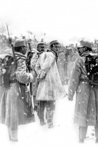 Auf dem Weg zum Galgen. Hinrichtung eines „verdächtigen“ Zivilisten, Bosnien, Ende 1915. Fotograf: unbekannt (Abb. aus: Anton Holzer: Das Lächeln der Henker. Der unbekannte Krieg gegen die Zivilbevölkerung, Darmstadt ²2014, S. 54)