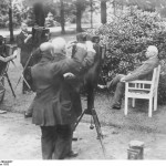 Bildberichterstatter fotografieren Paul von Hindenburg anlässlich der Ausstellung „Die Kamera“ im November 1933