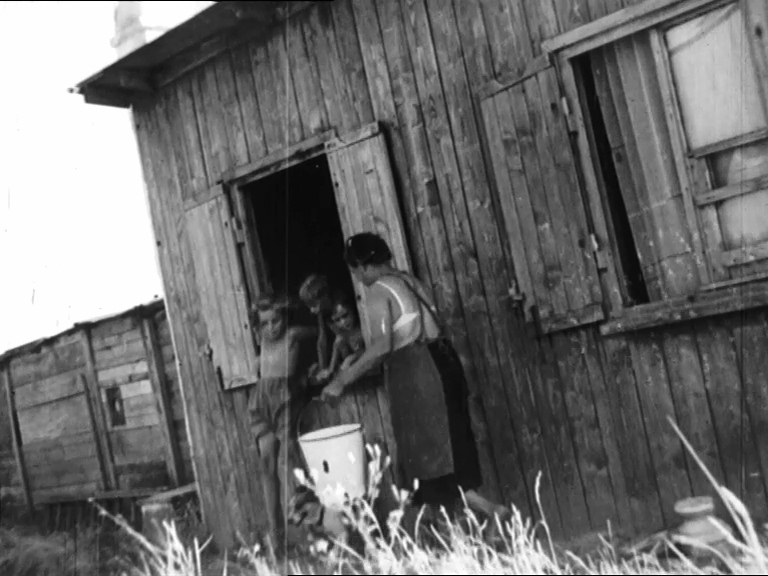 Filmstill: Elendsquartiere am Wienerberg, 1952: STADT AM MORGEN (media wien), Regie: Albert Quendler http://stadtfilm-wien.at/film/130/