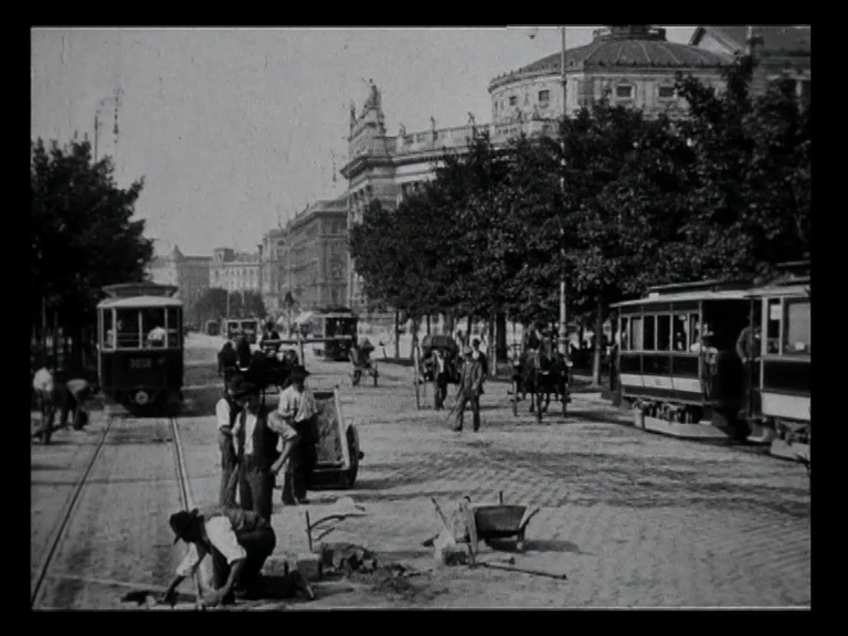 Filmstill: Arbeiter auf der Ringstrasse: VIENNE EN TRAMWAY 1906 (ÖFM) http://stadtfilm-wien.at/film/47/
