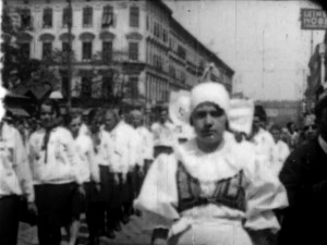 Filmstill: Umzug der slowakischen Minderheit in Wien, Favoritenstrasse: 1. MAI 1929 (ÖFM) http://stadtfilm-wien.at/film/16/