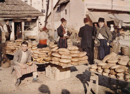 Albert Kahn, Les Archives de la planète, Auguste Léon: Bosnien-Herzegowina, Sarajevo, Brothändler auf dem Markt, 15. Oktober 1912