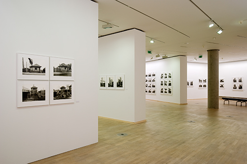 Blick in die Ausstellung ZECHE HANNOVER. Photographien aus dem Ruhrgebiet von Bernd und Hilla Becher, Photographische Sammlung, 2010