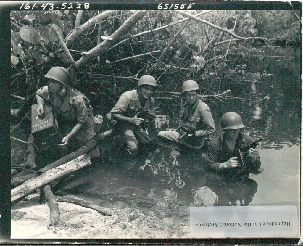 Abb. 2: Members of the U.S. Army Photographic Unit on Bougainville going through water and mud on a photographic mission, 28 Nov 1943, National Archives Washington, 111-SC-Box_802, Album 6217