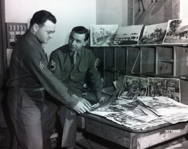 Abb. 5, Algiers, North Africa: Sgt. Maynard E. Metzger (...) and Tec. Sgt. Clarence H. Anderson (...) review APS photographs made by Signal Corps Cameramen in the Mediterranean Theater, 5 May 1944, National Archives 111-SCA-377852, Album 6206