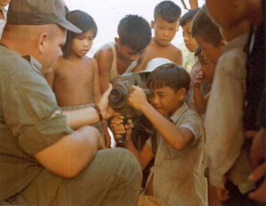 Abb. 7: Civic Action During ‘Operation Birmingham’, George Gentry (Milton, Fla.) motion picture cameraman lets youngster look through view finder of his Eyemo camera. 8 May 1966, photo by Ssgt. Howard Breedlove National Archives Washington, 111- CC V- 476