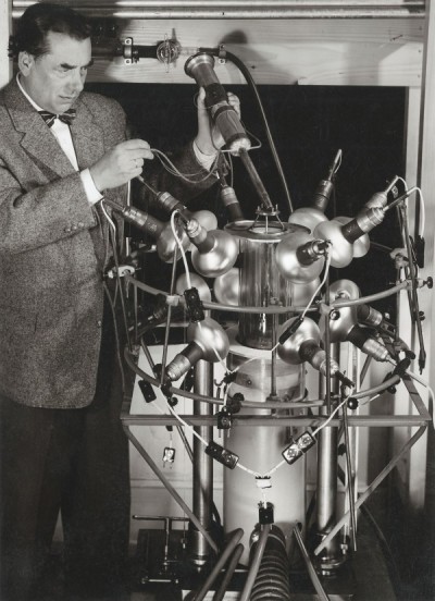 Fritz Brill mit selbstkonstruierter Aufnahmeapparatur