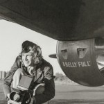 Lee Miller: Die Fotografin Bourke-White vor einem B-17-Bomber