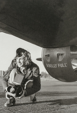 Lee Miller: Die Fotografin Bourke-White vor einem B-17-Bomber