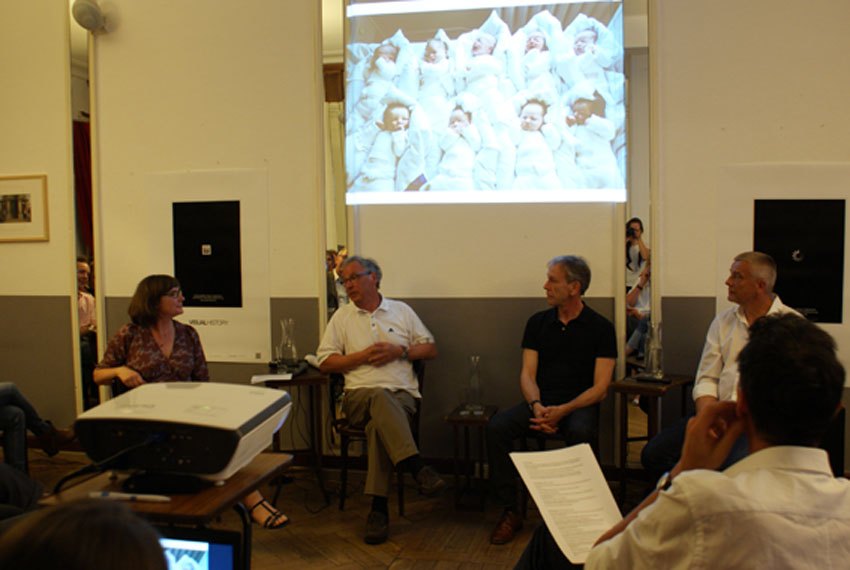 ZZF-Historikerin Annette Schuhmann im Gespräch mit den Fotografen Harald Schmitt (links), Ludwig Rauch (rechts) und dem Leiter des Stern-Bildarchivs, Dr. Eike Pantzer (in der Mitte), Foto: Barbara Schledorn ©