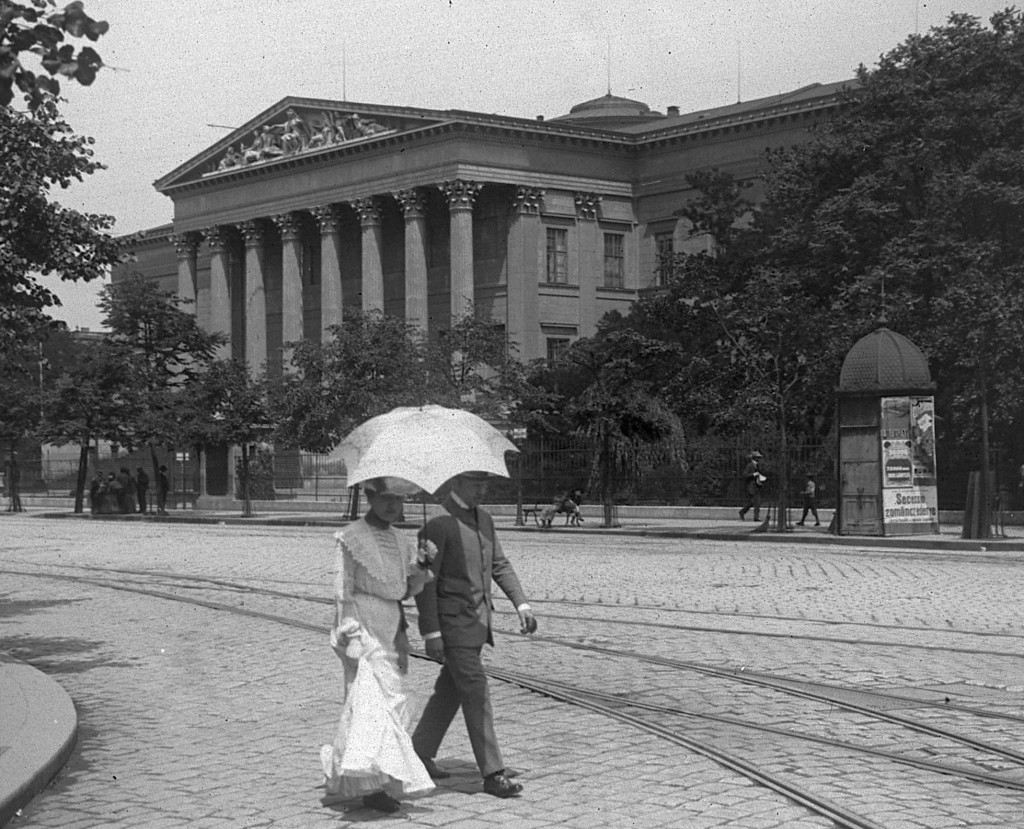 Das Ungarische Nationalmuseum um 1900 auf einer Aufnahme des Fotografen Frigyes Schoch. Noch bis zum 12. Januar 2014 zeigt das Museum die Ausstellung „Robert Capa / Der Spieler“. FOTO:FORTEPAN / Schoch Frigyes