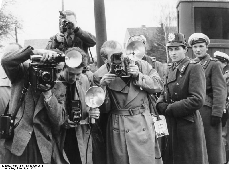 Altglienicke, 24. April 1956: Westliche Fotografen werden nach Ost-Berlin bestellt, um dort die Aufdeckung der Spionageaktion der CIA „Operation Gold“ zu dokumentieren.