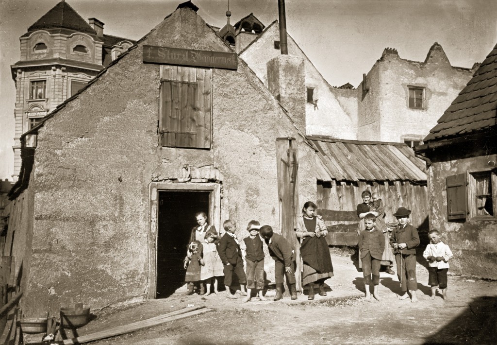 Josef Zechbauer, Kinder vor einem Vorstadthaus an der heutigen Reitmorstraße, 1895.