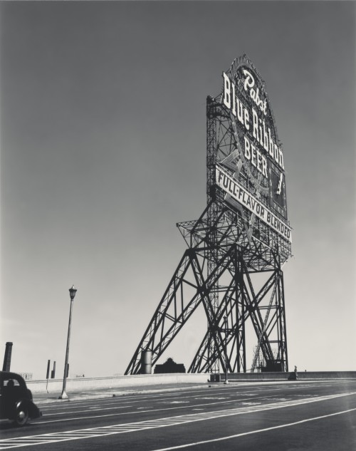 Walker Evans: Pabst Blue Ribbon Sign, Chicago, Illinois, 1946. Das Foto erschien 1947 im Wirtschaftsmagazin Fortune in dem Artikel „Chicago. A Camera Exploration”