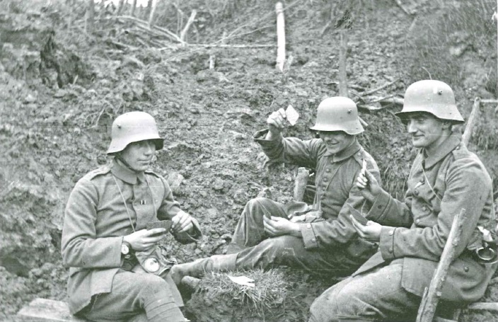 Drei deutsche Soldaten beim Skat im Schützengraben. Aus dem Buch von Ulrich Hägele: Walter Kleinfeldt. Fotos von der Front 1915-1918, S. 71, © Waxmann Verlag