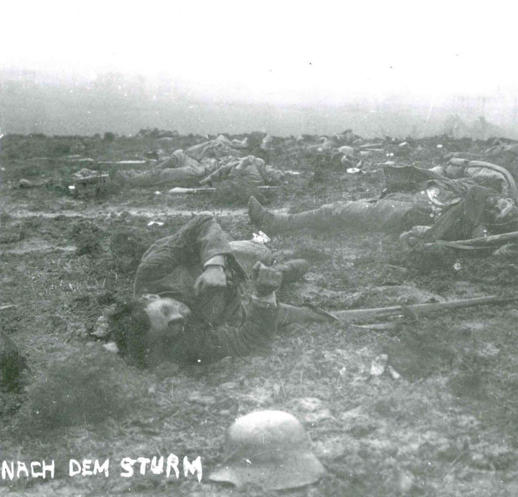 „Nach dem Sturm“. Leichen auf dem Schlachtfeld. Aus dem Buch von Ulrich Hägele: Walter Kleinfeldt. Fotos von der Front 1915-1918, S. 168, © Waxmann Verlag