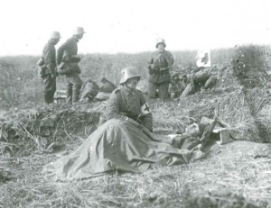 Deutsche Sanitäter bei Verwundeten. Aus dem Buch von Ulrich Hägele: Walter Kleinfeldt. Fotos von der Front 1915-1918, S. 174, © Waxmann Verlag