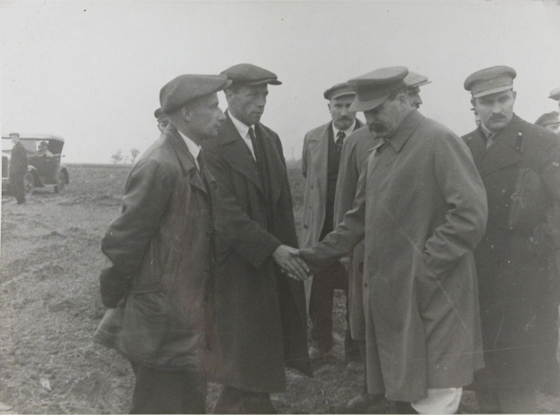 Stalin in Tscheljabinsk (rechts Kaganowitsch), Fotograf unbekannt, Quelle: Russländisches Staatliches Archiv für Politik- und Sozialgeschichte (Rossijskij Gosudarstvennyj Archiv social’no-političeskoj istorii, RGASPI) Moskau RGASPI, Fond 558